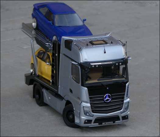 1:18 MB Actros Autotransporter + Lichtfunktion + Glas Wandvitrine